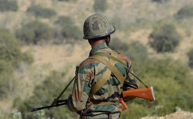 पाकिस्तानी घुसपैठी को भारत में घुसना पड़ा महंगा, सेना का ऑपरेशन अभी भी चालू