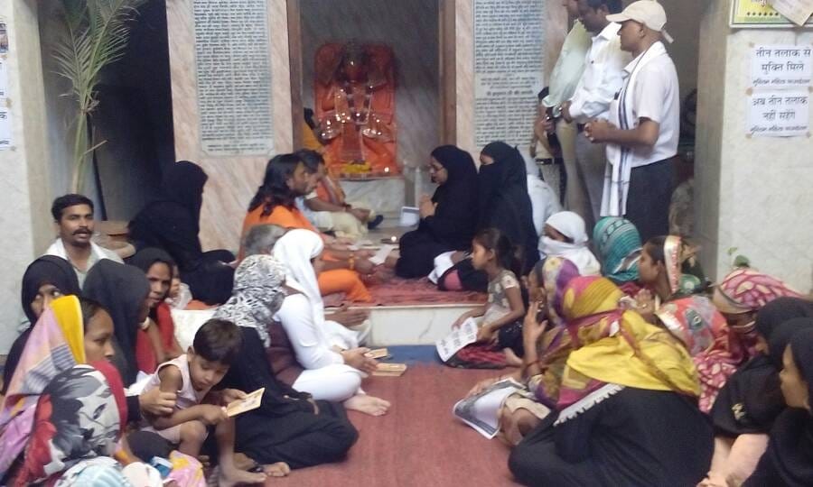 Muslim women in shelter of Hanuman Ji for the liberation of triple talaq 'crisis'