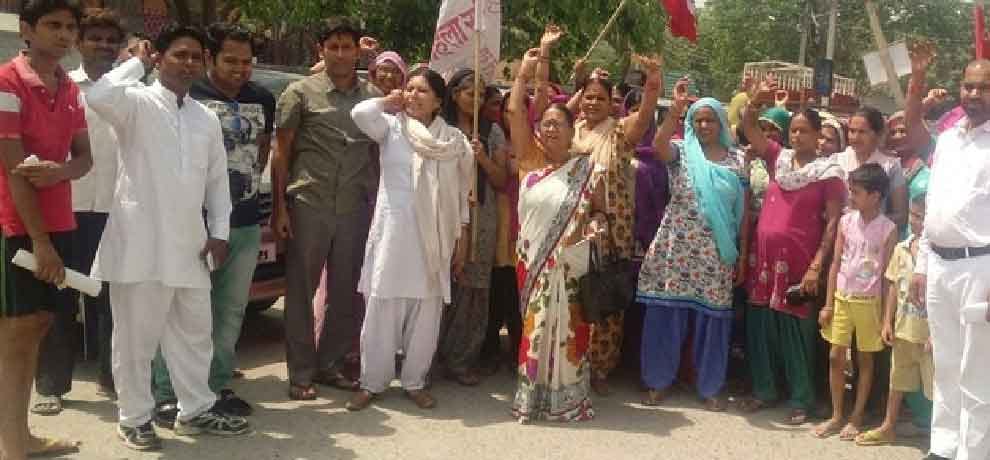 women closed wine shop in noida