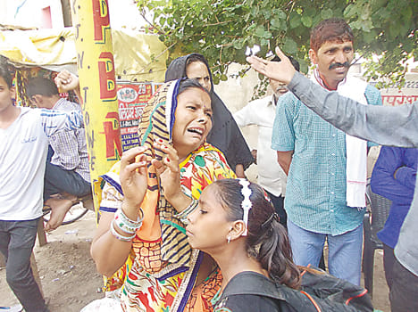 Auto rider thugs looted gold bags from women's bag