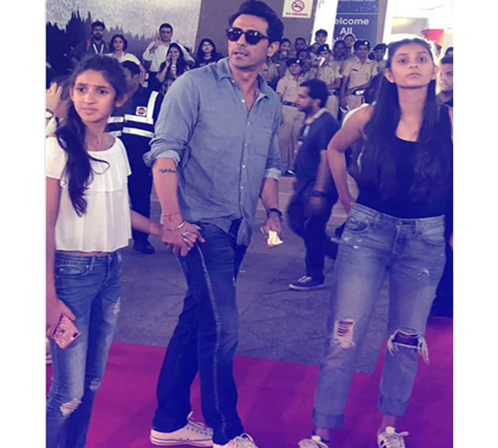 Arjun Rampal Pushes Away Photographers Who Got Close To His Daughters in justin bieber concert