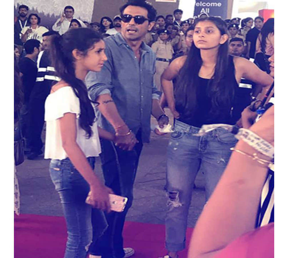 Arjun Rampal Pushes Away Photographers Who Got Close To His Daughters in justin bieber concert