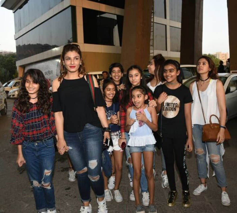 Arjun Rampal Pushes Away Photographers Who Got Close To His Daughters in justin bieber concert