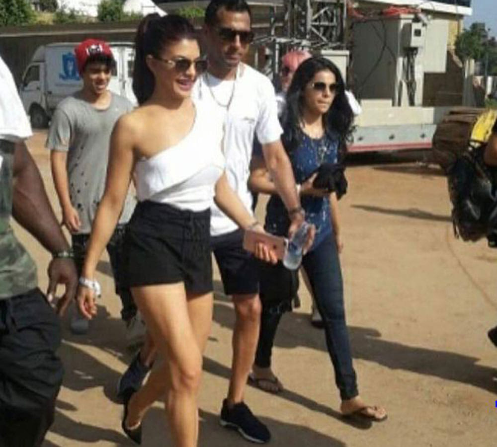Arjun Rampal Pushes Away Photographers Who Got Close To His Daughters in justin bieber concert