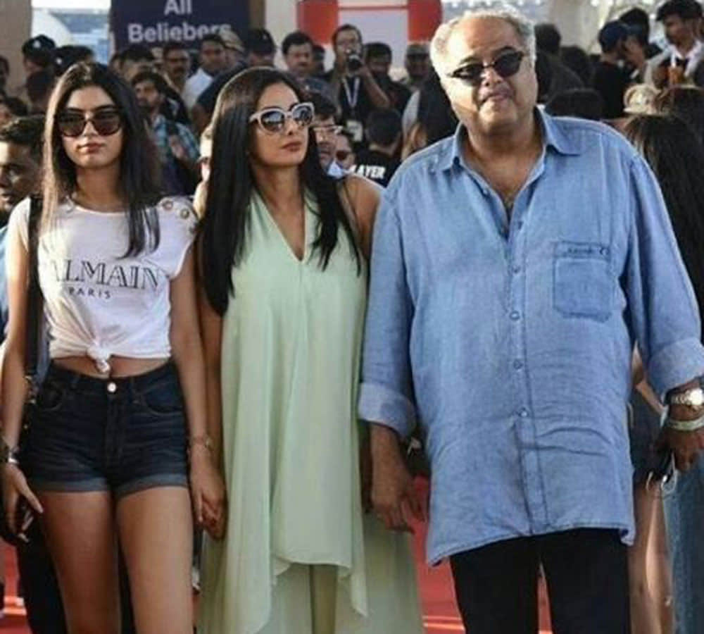 Arjun Rampal Pushes Away Photographers Who Got Close To His Daughters in justin bieber concert