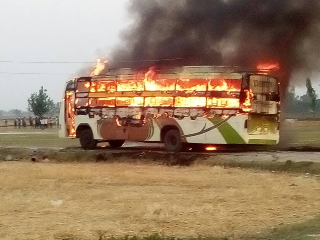 A fire in the bus, 14 scorched by the hiatus grip
