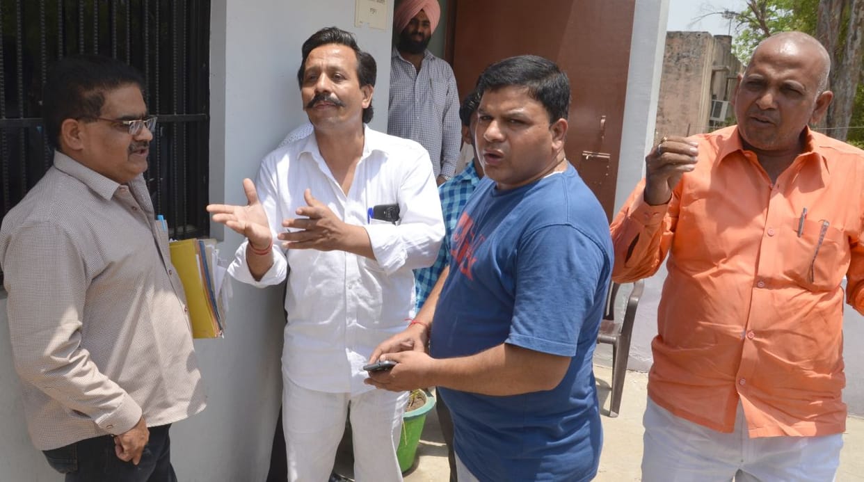 Municipal officials and BJP beating.