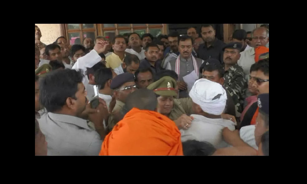 BJP worker fight in front of Deputy CM Keshav, Lady's SHO beaten