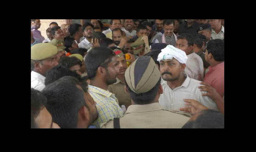 BJP worker fight in front of Deputy CM Keshav, Lady's SHO beaten