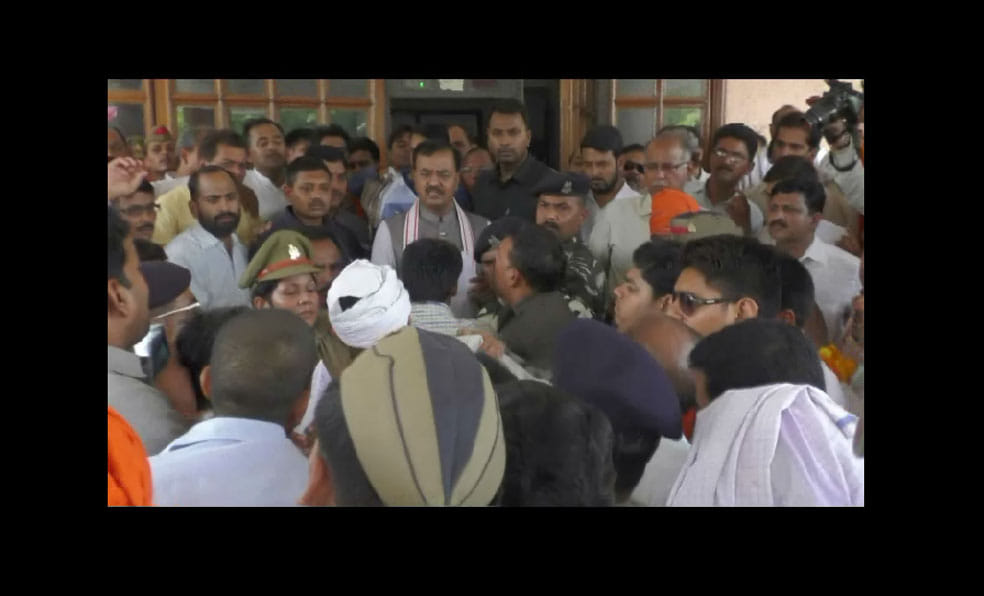 BJP worker fight in front of Deputy CM Keshav, Lady's SHO beaten