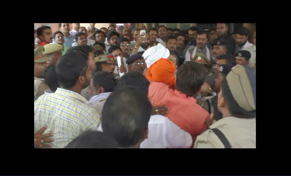 BJP worker fight in front of Deputy CM Keshav, Lady's SHO beaten