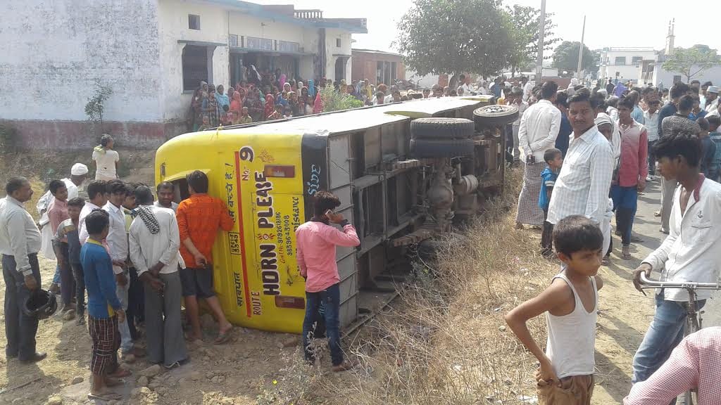 School bus reversed, injured seven children   
