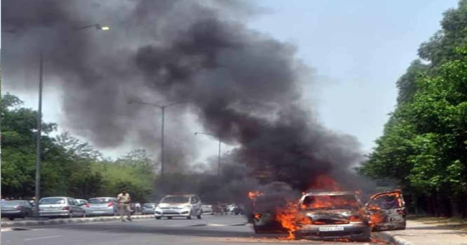  car burnt in mohali