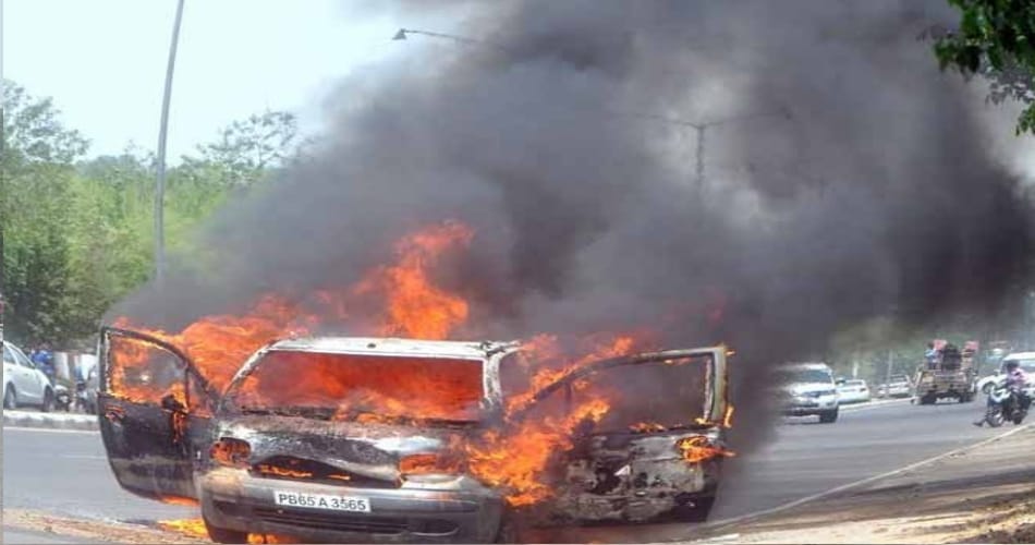  car burnt in mohali