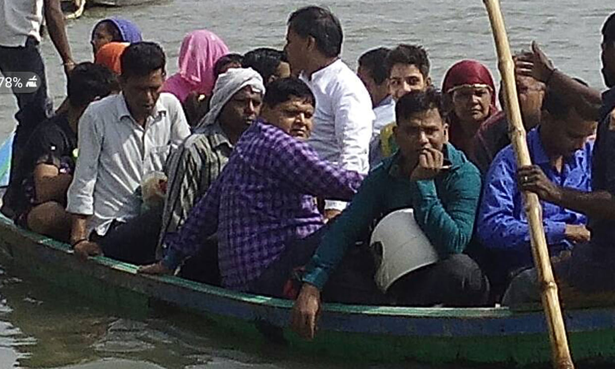 During the Ganga bath, three of the same family are immersed.