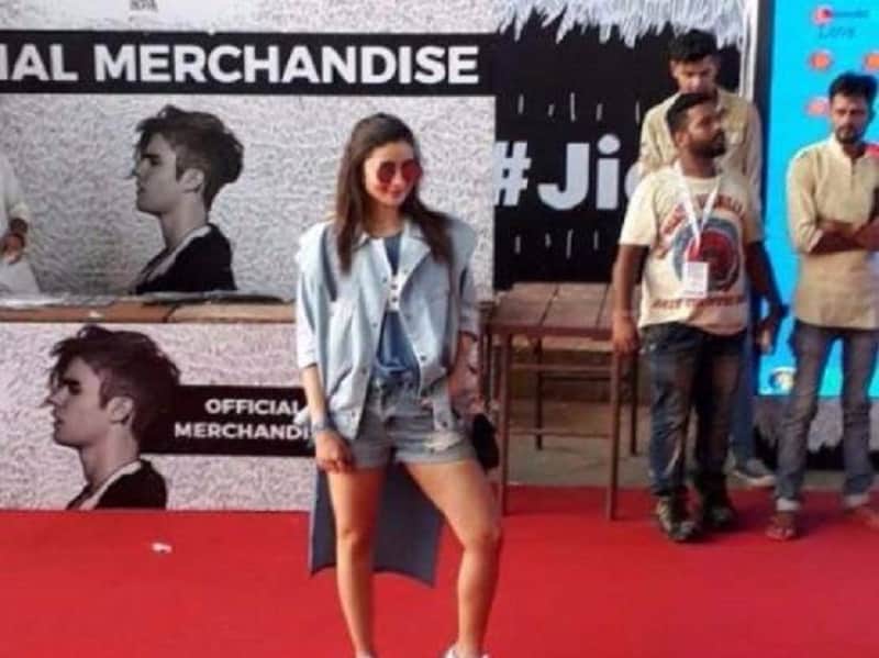 bollywood celebrities at bieber concert get captured in camera 