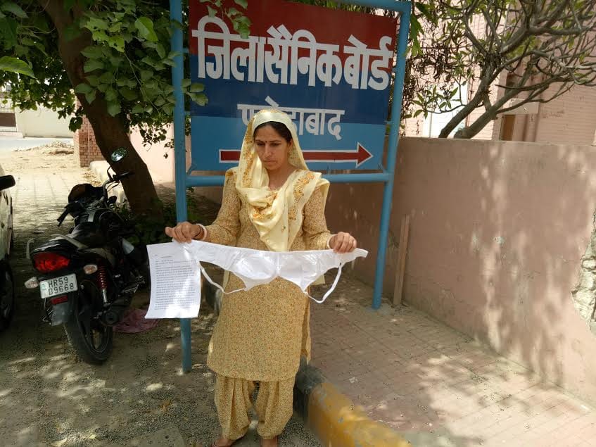 formar army personnel wife suman sent 56 inch blouse to prime minister narendra modi