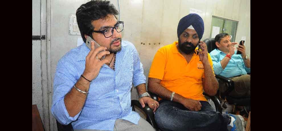 these two photos reveals aap lie about kapil mishra attacker in delhi 