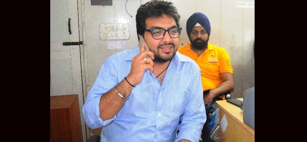 these two photos reveals aap lie about kapil mishra attacker in delhi 