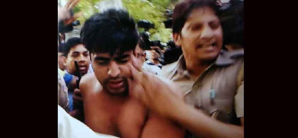 these two photos reveals aap lie about kapil mishra attacker in delhi 