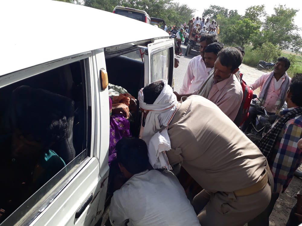 woman bite a policeman in agra to rescue her brother