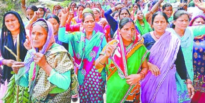 women protest against wine shop in karnprayag