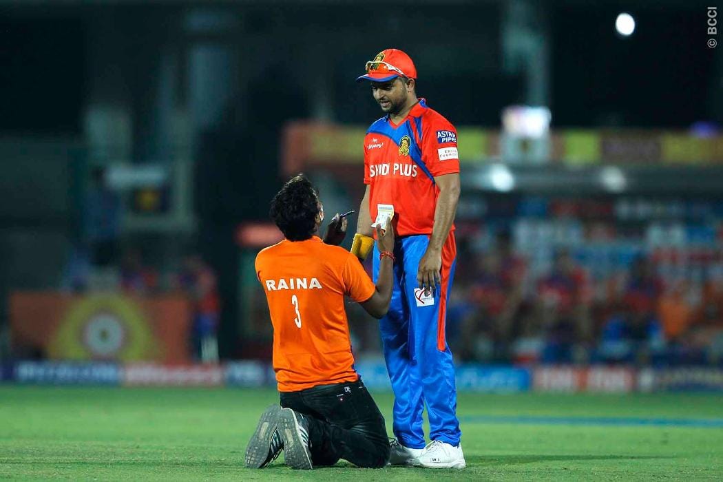 Suresh Raina Fan Reaches to Field and Kneels For An Autograph