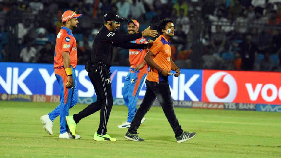 suresh rainas fan goes up to stadium
