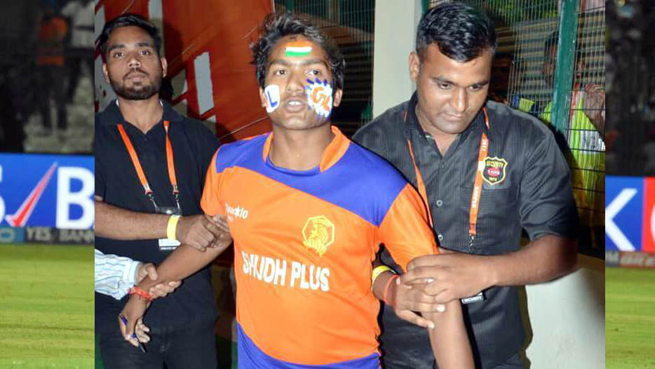 suresh rainas fan goes up to stadium