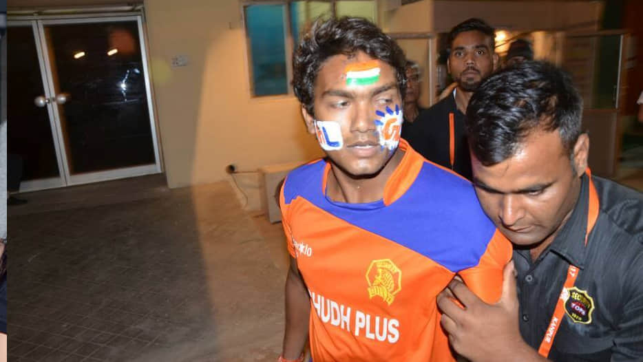 suresh rainas fan goes up to stadium
