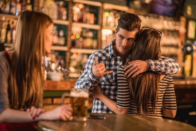 These are the Signs which indicates that your Boyfriend is a Womanizer