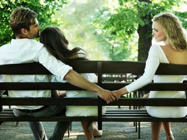 These are the Signs which indicates that your Boyfriend is a Womanizer