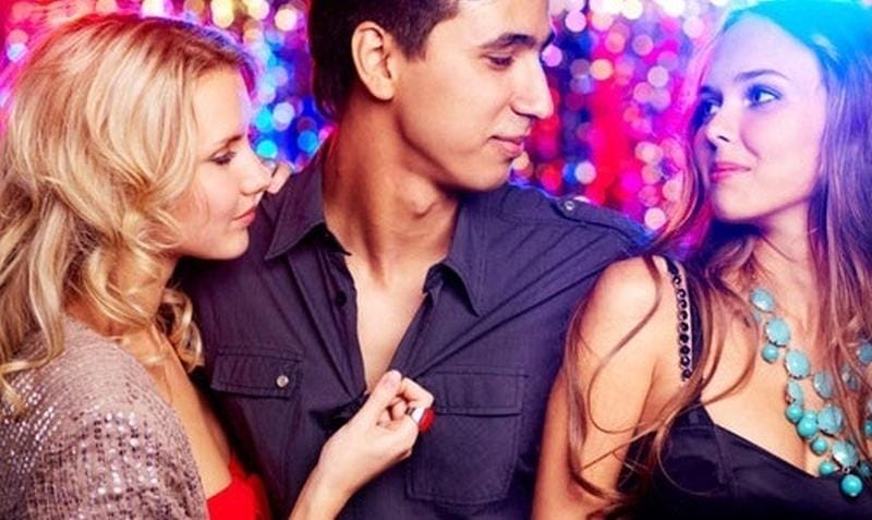 These are the Signs which indicates that your Boyfriend is a Womanizer