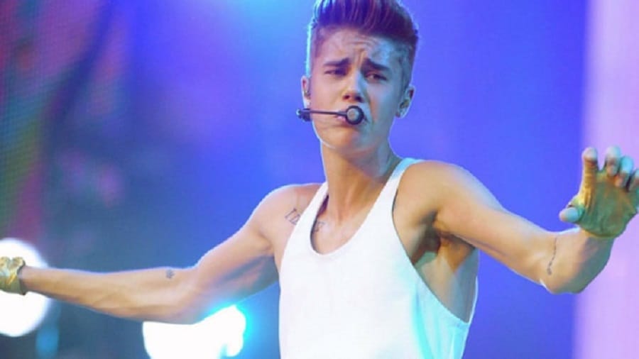 around 50 fans faint during the justin bieber concert at mumbai