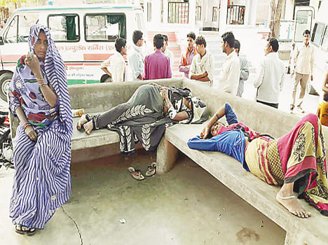 Tractor-trolley counterclock from truck collision, 18 women injured