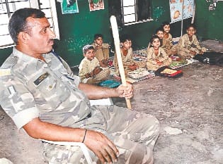 force ki nigrani mein schoolon mein padhayi