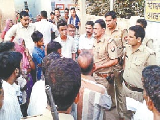 ek-dusre ki aabadi mein jasn nahin manayein dalit aur thakur