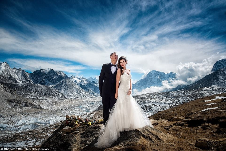 California couple tied knot 17,000 ft above sea level.