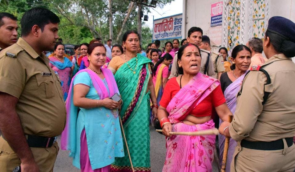 Matthakshi with sticks wants liquor ban