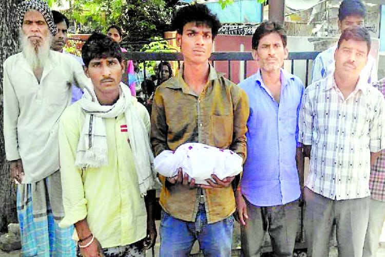 woman delivers baby in mobile light in barabanki 