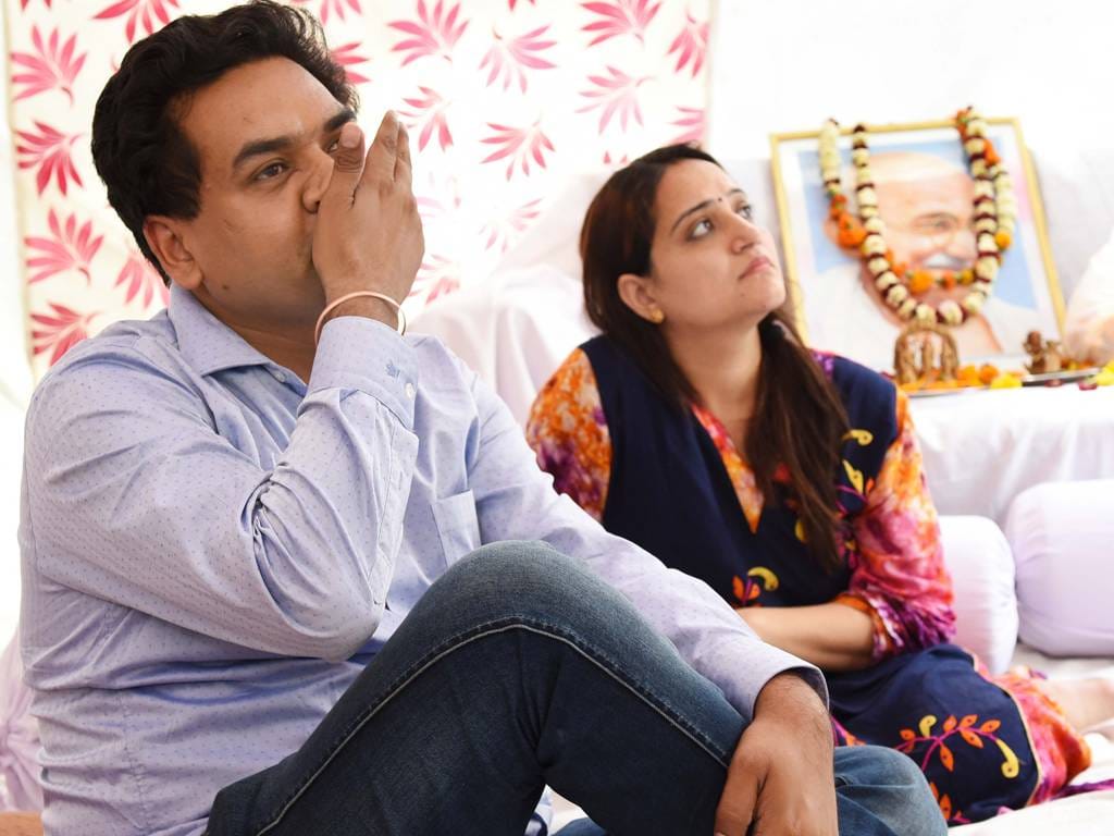 mother of kapil mishra writes emotional letter to kejriwal and ask some serious questions