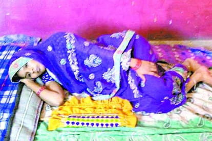 woman delivers baby in mobile light in barabanki 