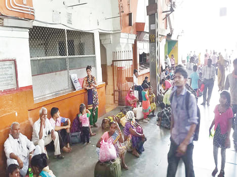 Gomti cancels, passengers commute