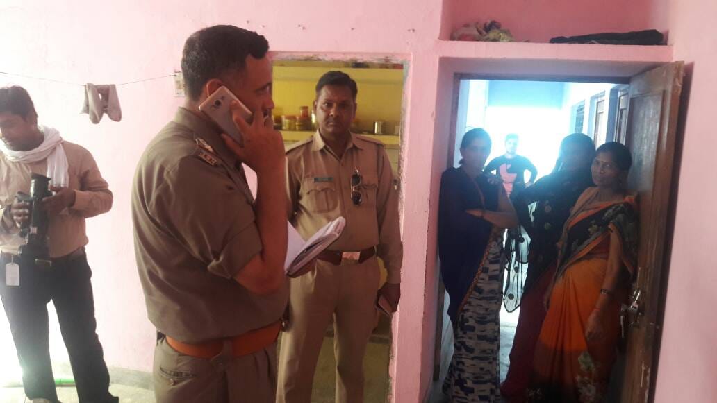 senior auditor found hanging in agra