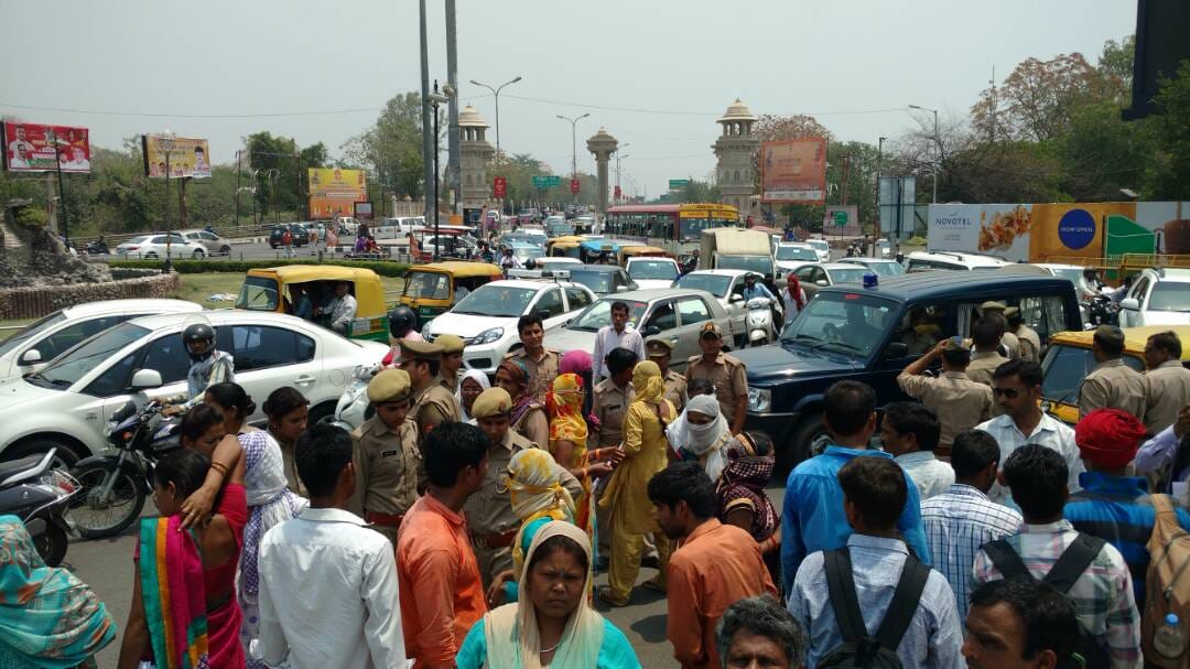 people protest infront cm yogi house in lucknow