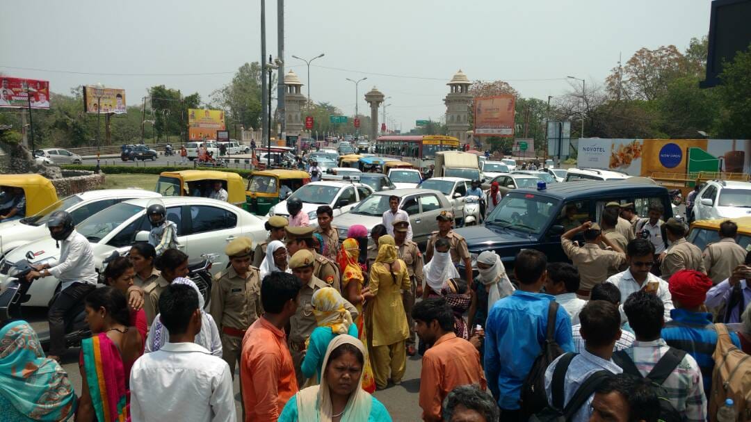 people protest infront cm yogi house in lucknow