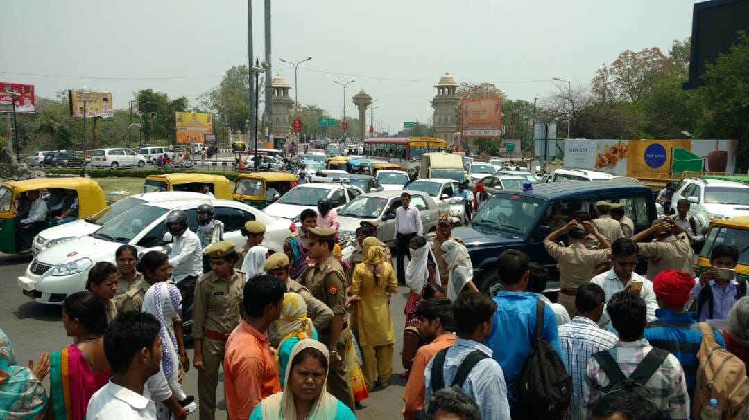 people protest infront cm yogi house in lucknow