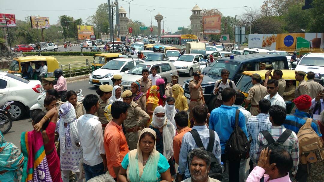 people protest infront cm yogi house in lucknow