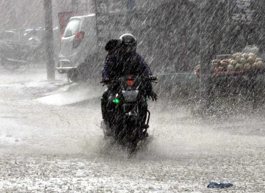  photos of heavy rain in dehradun