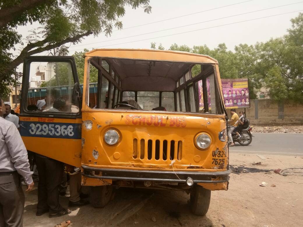 स्कूल बस पिकअप से भिड़ी, एक दर्जन छात्र घायल